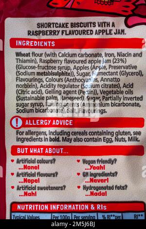 Elenco degli ingredienti e consigli sulle allergie dettaglio sulla confezione di snack al gusto di lampone Jammie Dodgers minis Foto Stock