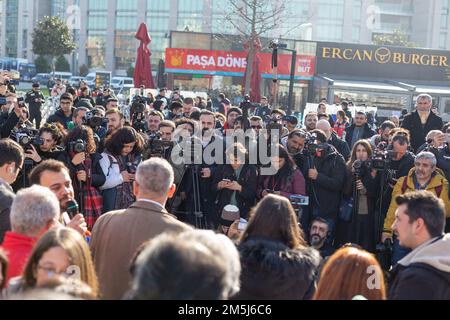 29 dicembre 2022: I manifestanti si riuniscono presso il tribunale Caglayan di Istanbul in vista di un comunicato stampa durante il processo di Sebnem Korur Fincanci, detenuto per commento sulle armi chimiche e le accuse di propaganda terroristica a Turkiye il 29 dicembre 2022. (Credit Image: © Tolga Ildun/ZUMA Press Wire) Foto Stock