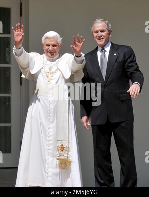 Papa Benedetto XVI alza le mani mentre il Presidente degli Stati Uniti George W. Bush si ferma a posare per i fotografi mentre camminano lungo la Colonnade alla Casa Bianca di Washington, D.C. mercoledì 16 aprile 2008. Credito: Ron Sachs / CNP.(RESTRIZIONE: NON sono disponibili quotidiani o giornali di New York o New Jersey entro un raggio di 75 miglia da New York City) / MediaPunch Foto Stock