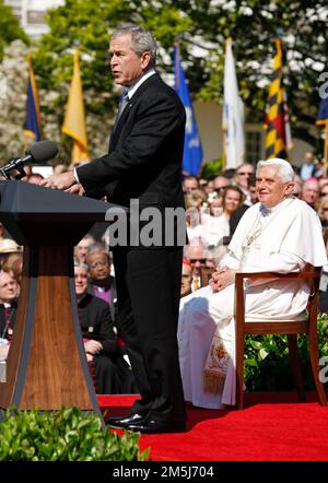 Il Presidente degli Stati Uniti George W. Bush, a sinistra, parla mentre Papa Benedetto XVI, a destra, ascolta durante una cerimonia di arrivo in suo onore ospitata dal Presidente degli Stati Uniti George W. Bush e dalla prima signora Laura Bush sul prato meridionale della Casa Bianca, Washington DC USA il 16 aprile 2008. Oggi è il secondo giorno della visita del papa negli Stati Uniti. Oggi è anche il 81st° compleanno del papa. Credito: Aude Guerrucci / piscina via CNP / MediaPunch Foto Stock