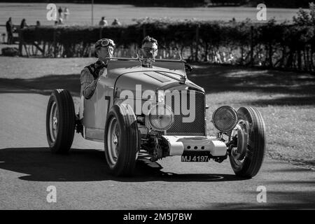 Speciale Wolseley Hornet 1932 ‘MJ 4197’ al Race Day Airshow tenutosi a Shuttleworth il 2nd ottobre 2022 Foto Stock
