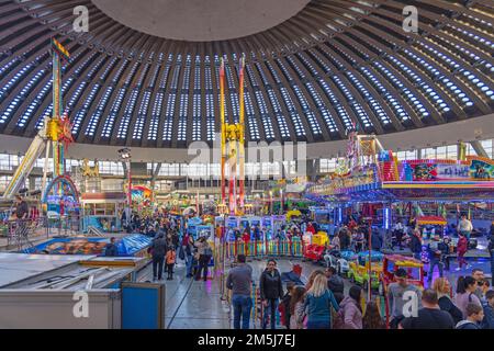 Belgrado, Serbia - 25 dicembre 2022: Folla di persone al parco divertimenti Winter Fun Fair in Large Hall. Foto Stock