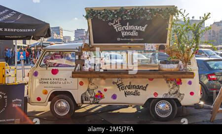 Belgrado, Serbia - 25 dicembre 2022: Gnocchi Ferdinand in Volkswagen Food Van al Street Market Winter Festival Vracar. Foto Stock