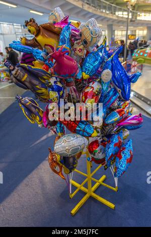 Belgrado, Serbia - 25 dicembre 2022: Mazzo di palloncini di elio al parco divertimenti Winter Fun Fair. Foto Stock