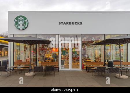 Belgrado, Serbia - 09 dicembre 2022: American Coffee Chain Starbucks presso l'Ava Shopping Park presso l'autostrada. Foto Stock