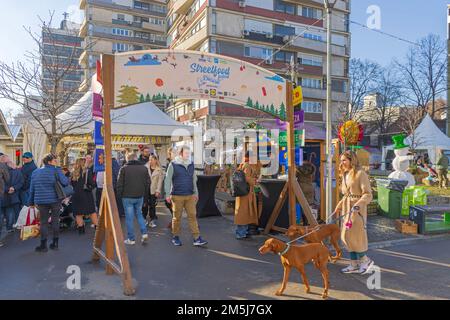 Belgrado, Serbia - 25 dicembre 2022: Folla di persone al Street Food Winter Festival Open Market a Vracar. Foto Stock