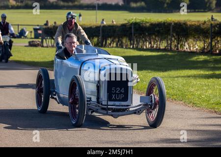 1932 Austin Seven Special ‘524 XUP’ al Race Day Airshow tenutosi a Shuttleworth il 2nd ottobre 2022. Foto Stock