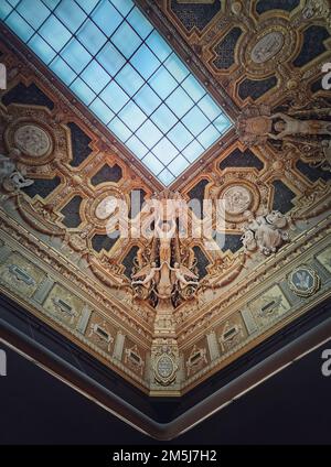 Dettagli architettonici del soffitto del Salon Carre all'interno del museo del Louvre, Parigi, Francia Foto Stock