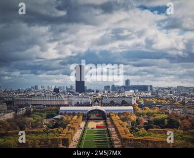 Vista panoramica dall'altezza della Torre Eiffel al paesaggio urbano di Parigi, Francia. Torre Montparnasse e Les Invalides visti all'orizzonte Foto Stock