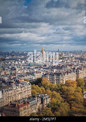 Panorama veduta aerea dall'altezza della Torre Eiffel sulla città di Parigi, Francia. Edificio Les Invalides con cupola dorata vista all'orizzonte. Autunno pari Foto Stock