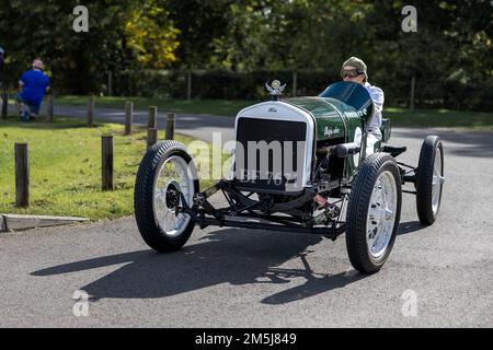 1927 Ford Model T ‘BF 7671’ auto da corsa al Race Day Airshow tenutosi a Shuttleworth il 2nd ottobre 2022. Foto Stock