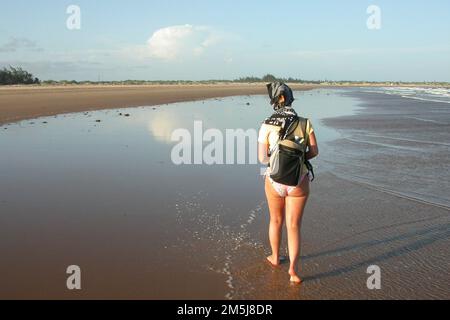 Ritratto di donna normale al mare durante le vacanze estive Foto Stock