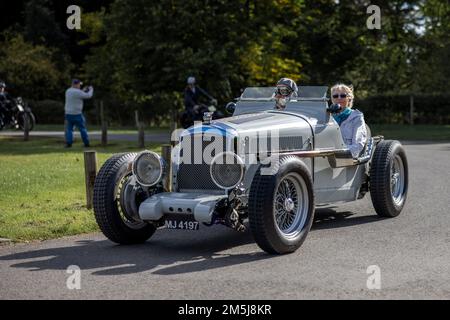 Speciale Wolseley Hornet 1932 ‘MJ 4197’ al Race Day Airshow tenutosi a Shuttleworth il 2nd ottobre 2022 Foto Stock