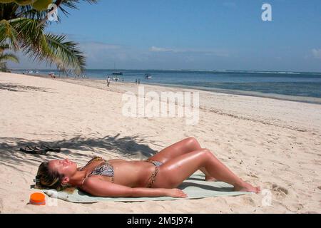 Ritratto di donna normale al mare durante le vacanze estive Foto Stock