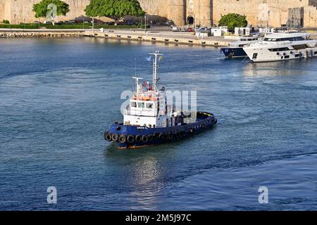 Rodi, Grecia - 2022 maggio: Nave da rimorchiatore in partenza dal porto della città di Rodi Foto Stock