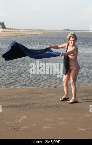 Ritratto di donna normale al mare durante le vacanze estive Foto Stock