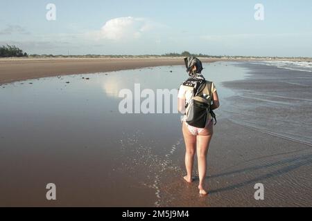 Ritratto di donna normale al mare durante le vacanze estive Foto Stock