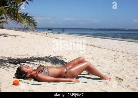 Ritratto di donna normale al mare durante le vacanze estive Foto Stock