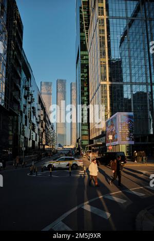 Persone che attraversano la strada nel Moscow International Business Centre (MIBC), noto anche come "città di Mosca". Mosca, Russia. Foto Stock