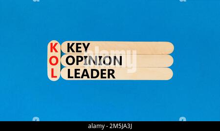 KOL principale opinione leader simbolo. Concetto parole chiave KOL opinione leader su bastoni di legno su bella tavola blu sfondo blu. Opinione chiave della KOL aziendale Foto Stock