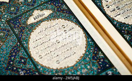 Un primo piano di Surah al-Baqarah nelle prime pagine del Santo Corano, i libri sacri di musulmani, Allah e Dio, musulmani, Surah Quran. Foto Stock