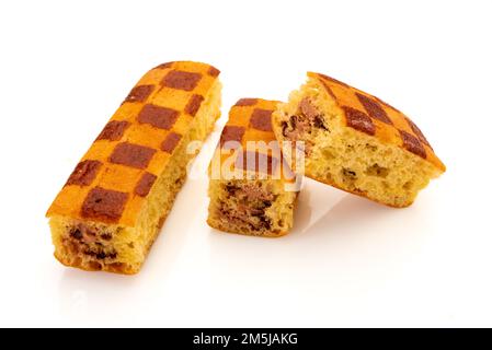 Pan di Spagna merenda ripiena di cioccolato, una intera e una tagliata con vista del ripieno, isolato su bianco Foto Stock
