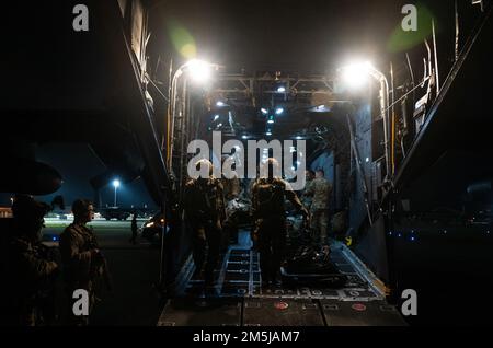 Special Operations Surgical Team i membri assegnati alla 24th Special Operations Wing trasportano un paziente simulato da un MC-130J Commando II assegnato a 14th armi Squadron per ulteriore assistenza medica a Hurlburt Field, Florida, 17 marzo 2022. SOST è un elemento estremamente leggero, mobile e rapidamente dispiegabile che è addestrato in modo medico e tattico per fornire la rianimazione traumatica e la cura chirurgica salvavita sul campo di battaglia o vicino a esso. Foto Stock