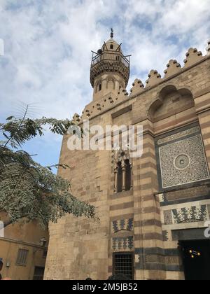 La Moschea di Aslam al-Silahdar è una delle attrazioni dello stile Mamluk del Cairo. Fu costruito nel 1344-45 dal portatore di spada al famoso sultano al-Nasir Muhammad e, come molte moschee medievali del Cairo, comprende il mausoleo del suo fondatore. L'USAID ha collaborato con l'Aga Khan Trust for Culture per finanziare un progetto completo di conservazione dell'edificio gravemente deteriorato. I lavori sono stati effettuati tra il 2006 e il 2009. Un componente di addestramento è stato sviluppato e mantenuto durante il lavoro sul posto per gli artigiani locali e gli specialisti egiziani di conservazione del tirocinante in modo che lo standard elevato Foto Stock