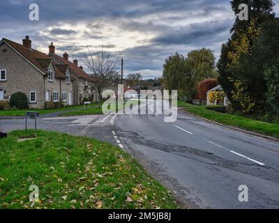 Sulla B1257 una vista passato Hall Farm Cottages al centro del villaggio di Hovingham Foto Stock