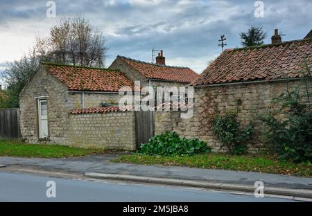 Tradizionale tegola tetto su casa e annessi. Hovingham. North Yorkshire Foto Stock