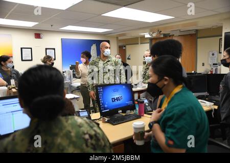 Il comandante NMCCL, il capitano Reg Ewing, visita con gli equipaggi la mattina del lancio di MHS GENESIS. Alle 7 del 19 marzo, il personale di NMCCL ha iniziato a utilizzare il nuovo sistema per l'assistenza ai pazienti per i membri del servizio attivo, i pensionati e le loro famiglie. Foto Stock