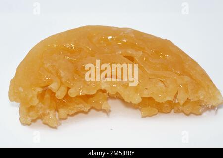 Egyptian Meshabek, è un dolce arrotondato fatto da una pastella croccante fritta imbevuta in miele o sciroppo di zucchero. Il suo nome si traduce in (twisted), Foto Stock