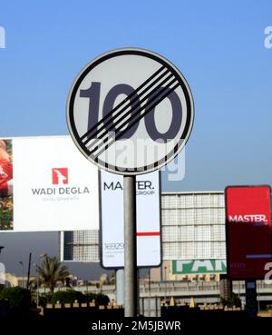 Cairo, Egitto, 29 2022 dicembre: Fine di 100 KM H cento chilometri all'ora limite di velocità zona segnale stradale, un cartello laterale limite di velocità fine di 100 km Foto Stock