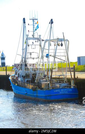 Barche da pesca e navi al molo di Wremen Wurster Costa del Mare del Nord Wursten Cuxhaven bassa Sassonia Germania. Foto Stock