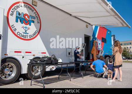 Un membro della Guardia Costiera del Gulf Strike Team parla con i membri del pubblico durante la Giornata della comunità di Houston-Galveston a Houston, Texas, 19 marzo 2022. Durante l'evento, i membri della Guardia Costiera del settore Houston-Galveston e delle unità circostanti hanno esposto le attrezzature e discusso varie missioni della Guardia Costiera. Foto Stock