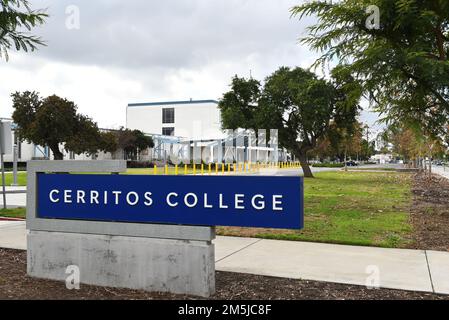 CERRITOS, CALIFORNIA - 28 DEC 2022: Cartello all'ingresso del campus del Cerritos College. Foto Stock