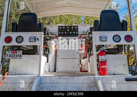 L'operatore si trova sul retro di un camion per la striping della carreggiata parcheggiato a Bishop, California, USA Foto Stock