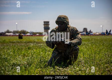 STATI UNITI Marine Corps Lance CPL. Lodger Swinson, un meccanico di aeromobili con Marine Light Attack Helicopter Squadron 773, Marine Aircraft Group 49, Marine Forces Reserve, prende posto dopo essere stato lasciato da una UH-1Y Venom durante il New Orleans Air Show presso la base della Riserva Joint della Stazione aeronavale di New Orleans, LA, Marzo 19, 2022. . Il New Orleans Air Show è un evento di tre giorni con dimostrazioni degli Stati Uniti Navy, Stati Uniti Air Force e U.S. Marine Corps Aircraft, oltre a spettacoli degli Angeli Blu. Foto Stock