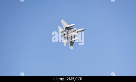 NEGLI STATI UNITI Air Force F-15C Eagle assegnato a 159th Fighter Wing, Louisiana Air National Guard sorvola la base della Riserva della base della Naval Air Station Joint Reserve Belle Chasse durante il New Orleans Air Show, 19 marzo 2022. Il New Orleans Air Show è un evento di tre giorni con dimostrazioni degli Stati Uniti Navy, Stati Uniti Air Force e U.S. Marine Corps Aircraft, oltre a spettacoli degli Angeli Blu. Foto Stock