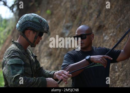 STATI UNITI L'istruttore del corso della giungla dell'esercito assegnato a 25th divisione di fanteria dà l'istruzione sul rappelling ad un soldato dell'esercito filippino assegnato alla squadra di combattimento della Brigata 1st durante l'esercitazione annuale di addestramento del Salaknib a Fort Magsaysay, Nueva Ecija, Filippine, 19 marzo 2022. Circa 1.100 Stati Uniti I soldati dell'esercito del Pacifico partecipano a Salaknib insieme ai loro omologhi filippini per migliorare l'interoperabilità e rafforzare la nostra partnership in tutto l'Indo-Pacifico. (STATI UNITI Foto dell'esercito di SPC Joshua Oller/28th distaccamento degli affari pubblici) Foto Stock