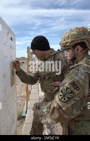 Le Società di polizia militare del 855 e del 856 hanno completato le qualifiche su più sistemi di armi presso le catene montuose di Firenze, Arizona, 19 marzo 2022. Parte del processo di qualificazione è l'azzeramento dell'arma, i soldati hanno l'opportunità di sparare e di essere allenati sui loro gruppi di tiro prima di passare alla gamma di qualificazione. Foto Stock