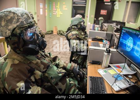 STATI UNITI Tecnologia Air Force. Andrew Tellefsen lavora con il volo Comptroller 108th durante un esercizio di allenamento del 19 marzo 2022 presso la Joint base McGuire-Dix-Lakehurst, N.J. L'ala 108th ha condotto un esercizio di addestramento che ha richiesto agli Airmen di indossare correttamente la loro attrezzatura di postura protettiva orientata alla missione (MOPP) durante un attacco chimico, biologico, radiologico, nucleare (CBRN) simulato. Foto Stock