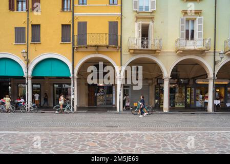 Italia città rinascimentale, vista di una parte del colonnato rinascimentale e degli edifici che fiancheggiano il lato ovest di Piazza delle Erbe a Mantova Foto Stock