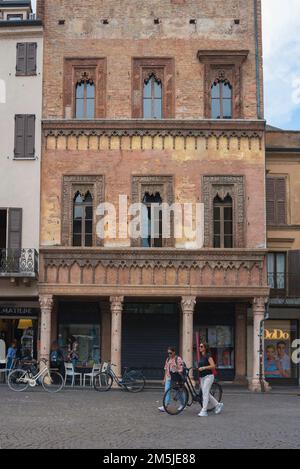 Casa del Mercante Mantova, vista di una ricca casa mercantile italiana risalente al 1455 - la Casa del Mercanté, Mantova, arredata con gusto Foto Stock