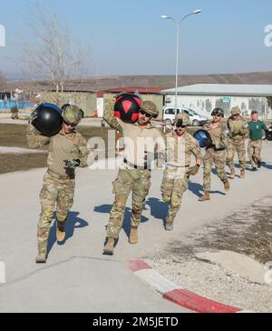 I soldati della Charlie Company, 1st battaglione, 149th reggimento fanteria competono nella squadra britannica “Charge of the Light Brigade '' a Camp Novo Selo, Kosovo, 19 marzo 2022. L'evento è stato ospitato dai "Royal Lancers'' della Gran Bretagna. Foto Stock