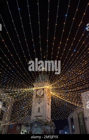 Decorazioni festive sulla Torre dell'Orologio di Brighton Foto Stock