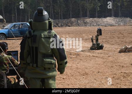 Bangladesi Explosive Ordnance Disposal (EOD) Technician guarda uno speciale robot telecomandato che ha recuperato un dispositivo esplosivo improvvisato (IED) da un'auto durante una dimostrazione IED all'Exercise Tiger Lightning 2022 marzo 19, 2022 presso il Bangladesh Institute of Peace Support Operation Training Center di Dhaka, Bangladesh. TL22 è un esercizio bilaterale sponsorizzato dagli Stati Uniti Comando Indo-Pacifico e ospitato dalle forze armate del Bangladesh, rafforzando la disponibilità alla difesa del Bangladesh, creando interoperabilità operativa e rafforzando la partnership tra le forze armate del Bangladesh e le ore Foto Stock