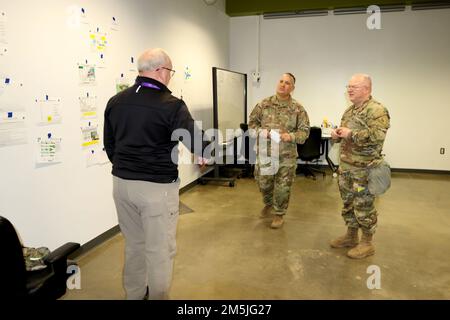 Il generale Timothy N. Thombleson, 38th° comandante della fanteria Divison, e il col. Shawn P. Underwood, 157th° comandante della Brigata della fanteria, prima divisione dell'esercito est, esamina le diapositive per la revisione finale dopo l'azione dell'esercizio del posto di comando a Fort Campbell, Ky., 19 marzo 2022. La revisione finale dopo l'azione offre all'unità di formazione l'opportunità di identificare le aree di successo e di identificare le sfide per costruire il successo nelle missioni. Foto Stock