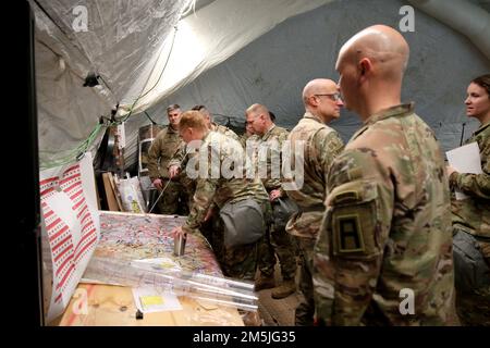 Allenatore/allenatore osservatore assegnato alla Brigata di Fanteria 157th, prima Divisione Esercito Est, osserva 38th somieri della Divisione di Fanteria aggiornare il quadro operativo comune durante un esercizio di post-comando a Fort Campbell, Ky., 19 marzo 2022. I OC/T del primo esercito hanno osservato ogni fase del training per fornire consigli e feedback dottrinali durante l'esercizio e la revisione finale dopo l'azione. Foto Stock