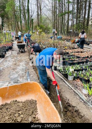 I marinai assegnati alle attività di supporto Navale Hampton Roads partecipano a un progetto di relazioni con la comunità all'Arboreto di Chesapeake, dove scavano trincee e rimuovono lo sporco in “Nature's Classroom”, che si trova nel cuore della città di Chesapeake. L'Arboreto di Chesapeake promuove la consapevolezza orticola e ambientale attraverso esposizioni, educazione e ricerca. Foto Stock